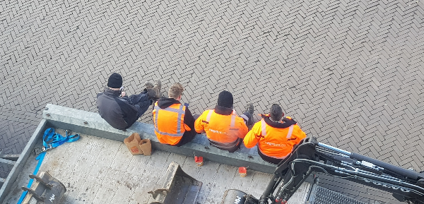 Lunchtime workers 2023 cellphones